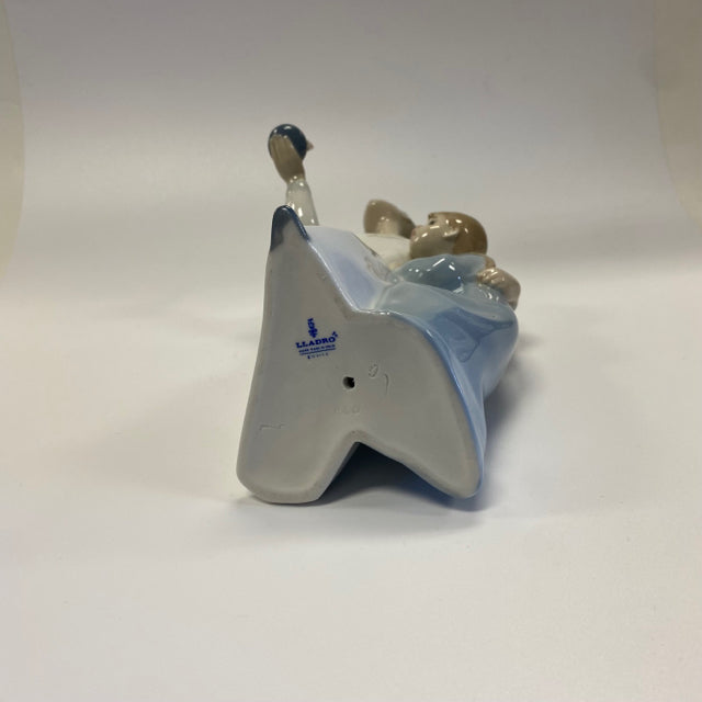 LLadro Daisa #4874 Boy and Girl in Nightgowns with Candle