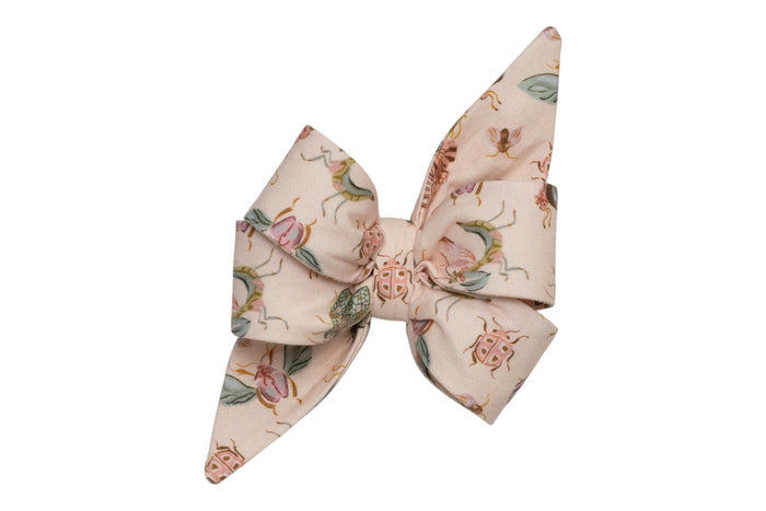 Add a flutter of charm with this oversized dog belle bow, covered in a whimsical pattern of pastel bugs and blossoms—perfect for stylish struts and photo ops.