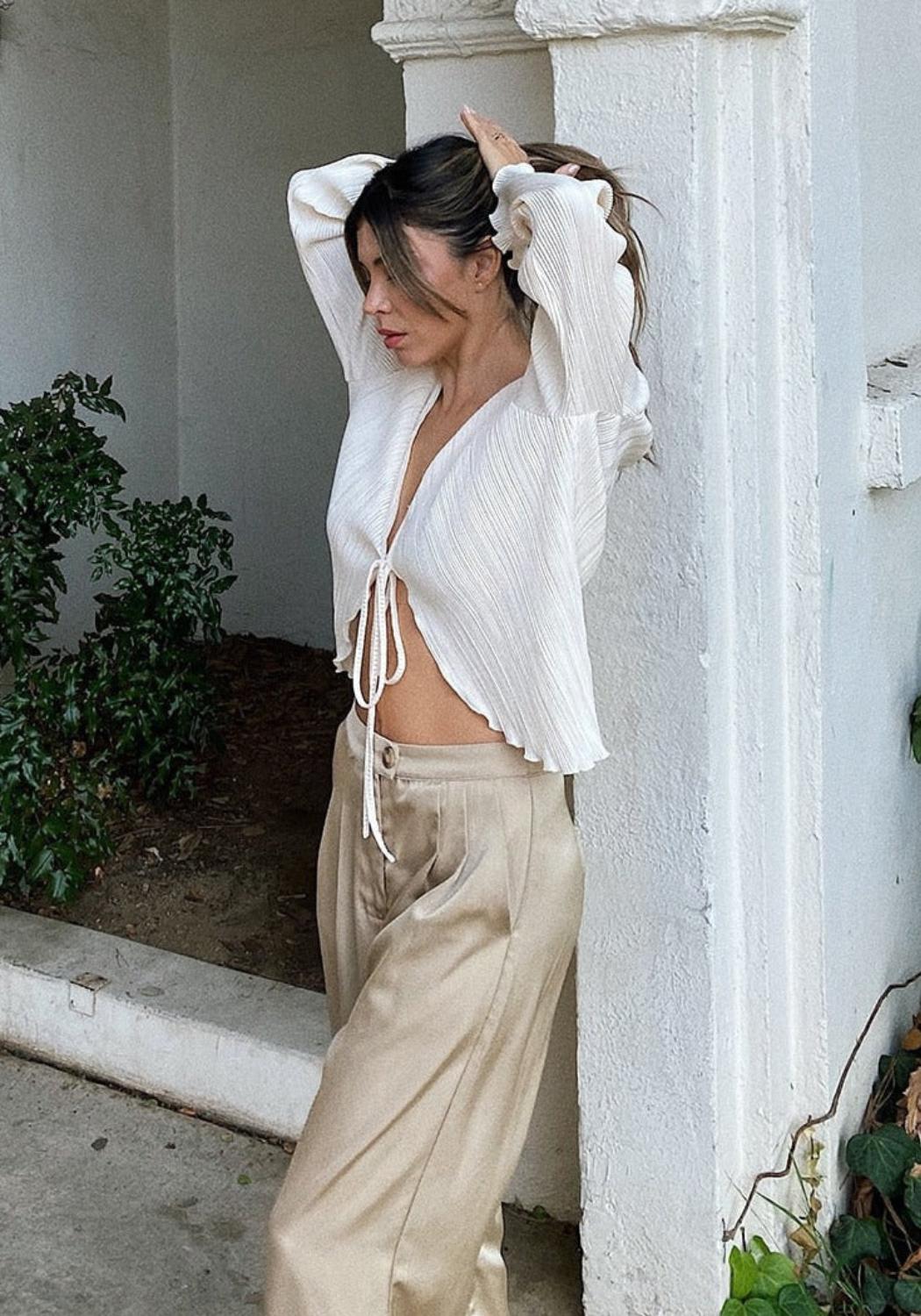Lunise – Top with tie closure and pleat detail