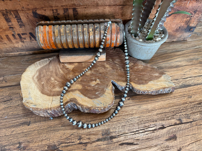 Sterling pearl necklace with graduated beads and leaf-shaped pendant