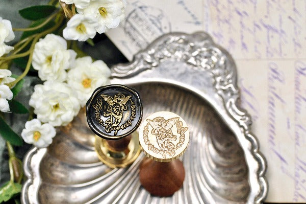 Cherub Holding Envelope Wax Seal Stamp - Backtozero B20 - angel, black, cherub, cupid, latin motto, Love, mail, Message, peace, romantic, Signature, signaturehandle, silver highlight, valentine