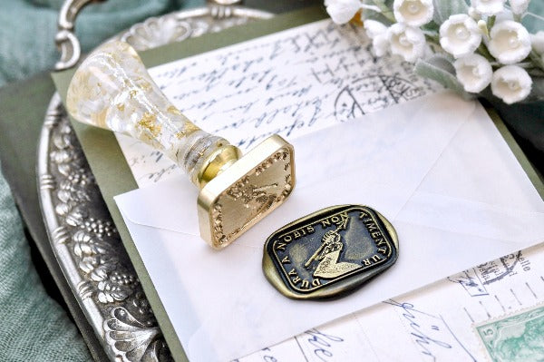 Hand Holding Arrow Latin Motto Wax Seal Stamp - Backtozero B20 - antique, Arrow, courage, destiny, fortune, hand, latin, latin motto, Message, Retro, rounded rectangle, Signature, signaturehandle