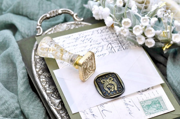 Horseshoe Clover Latin Motto Wax Seal Stamp - Backtozero B20 - antique, Botanical, bow, latin, latin motto, luck, Lucky, Message, Retro, ribbon, rounded rectangle, Shamrock, Signature, signaturehandle