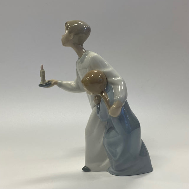 LLadro Daisa #4874 Boy and Girl in Nightgowns with Candle