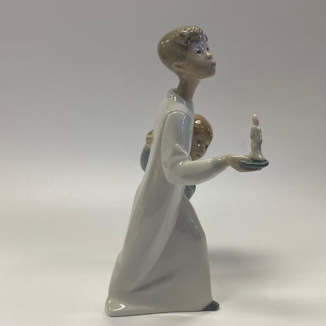 LLadro Daisa #4874 Boy and Girl in Nightgowns with Candle