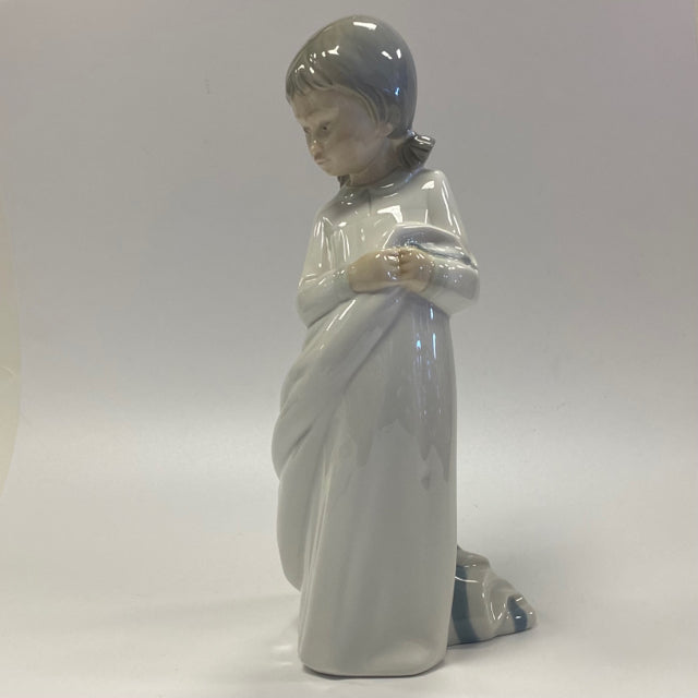 Lladro Nao Figurine Girl in Nightgown With Blanket 1977
