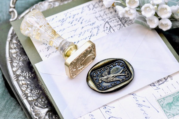Swallow with Clover Latin Motto Wax Seal Stamp - Backtozero B20 - antique, bird, clover, latin, latin motto, Message, peace, positivity, Retro, rounded rectangle, Shamrock, Signature, signaturehandle