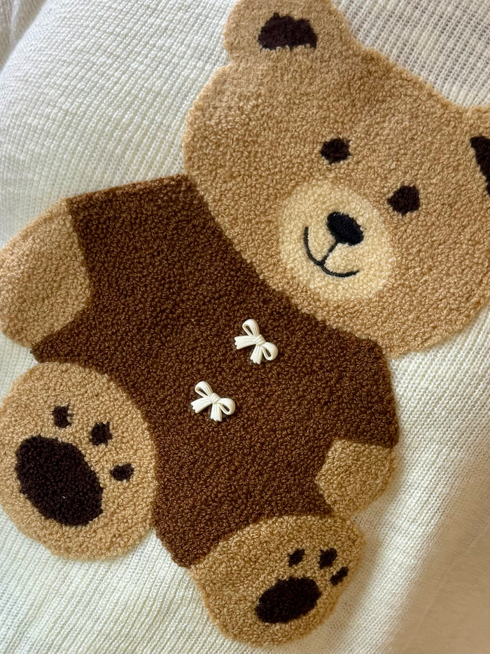 Oversized crew neck sweater with teddy bear appliqué in brown and beige